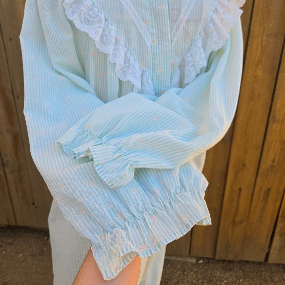 Vintage 80's Ruffles and Lace Lounge Housecoat - Picture 4 of 12